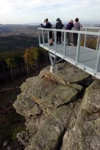 Vyhlídkové plošiny na Trojaku ještě nebyly hotovy, ale turisté už je navštěvovali
